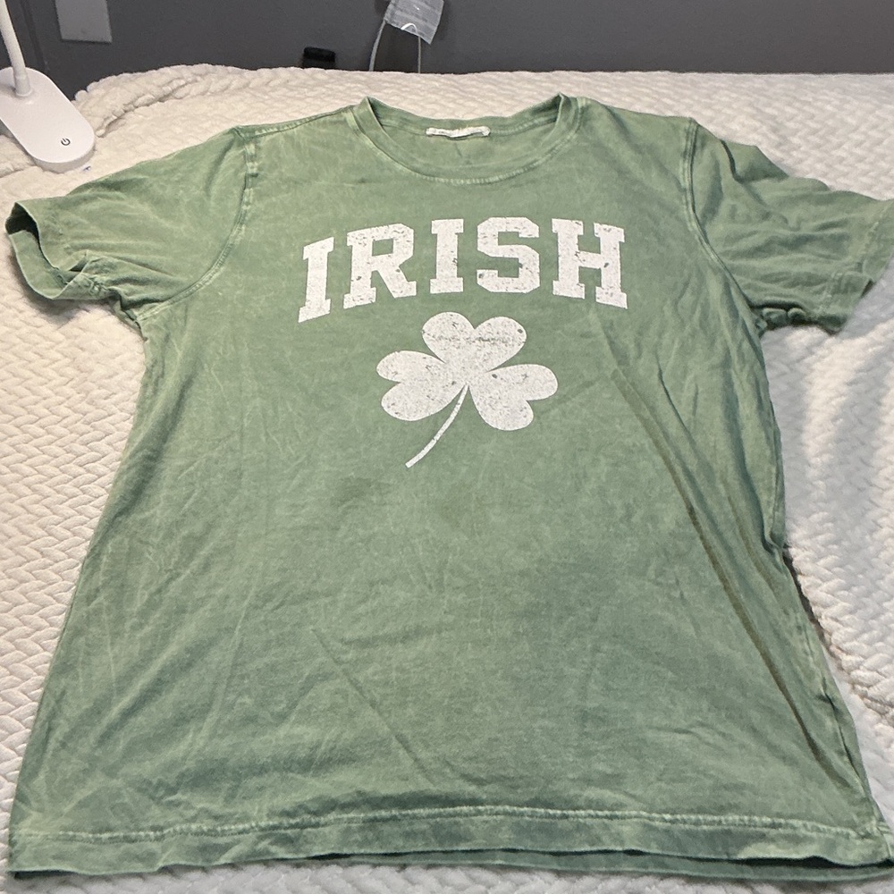 Caution To The Wind Green "IRISH" Short Sleeve Tee with Shamrock Sz M 0824